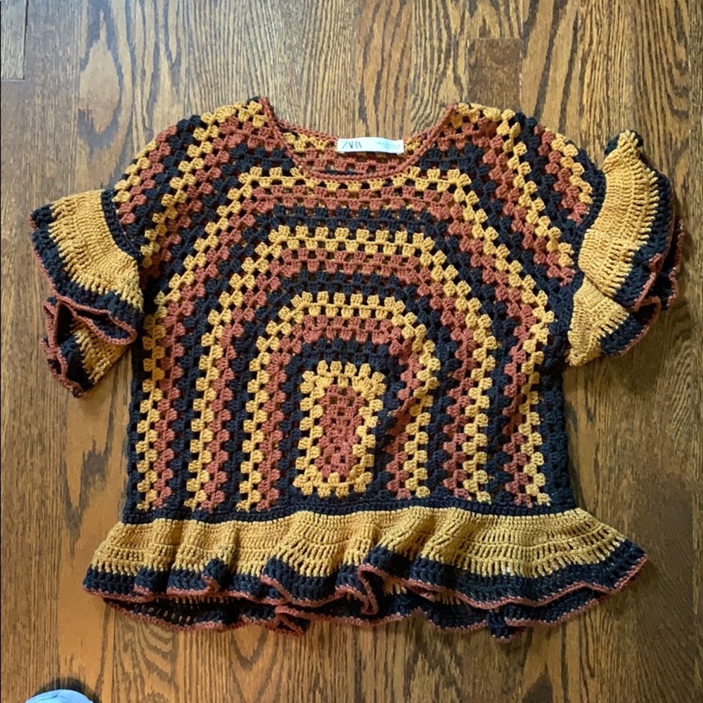 Crotchet Short Sleeve Top with Ruffles